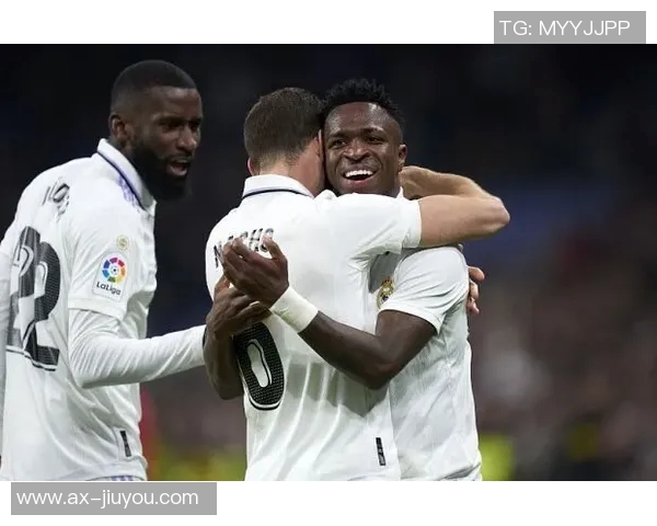 维尼修斯与女友携手米利唐夫妇共度摩纳哥假期心情愉悦庆祝国家德比胜利